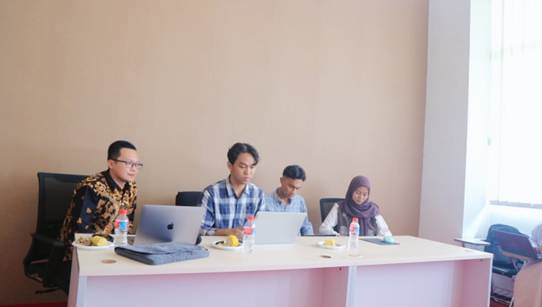 A group of people sitting at a table with laptops
AI-generated content may be incorrect.